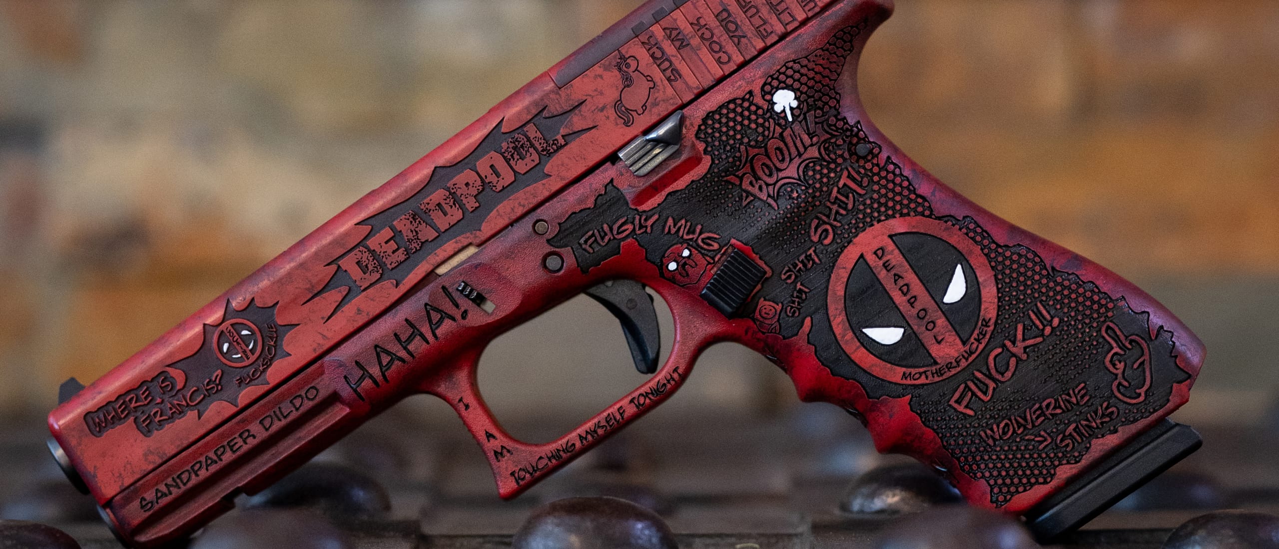 Deadpool Glock Cerakote Pistole beschichten themenwaffe lasergravuren auf schlitten und griffstück stippling laserstippling verex tactical