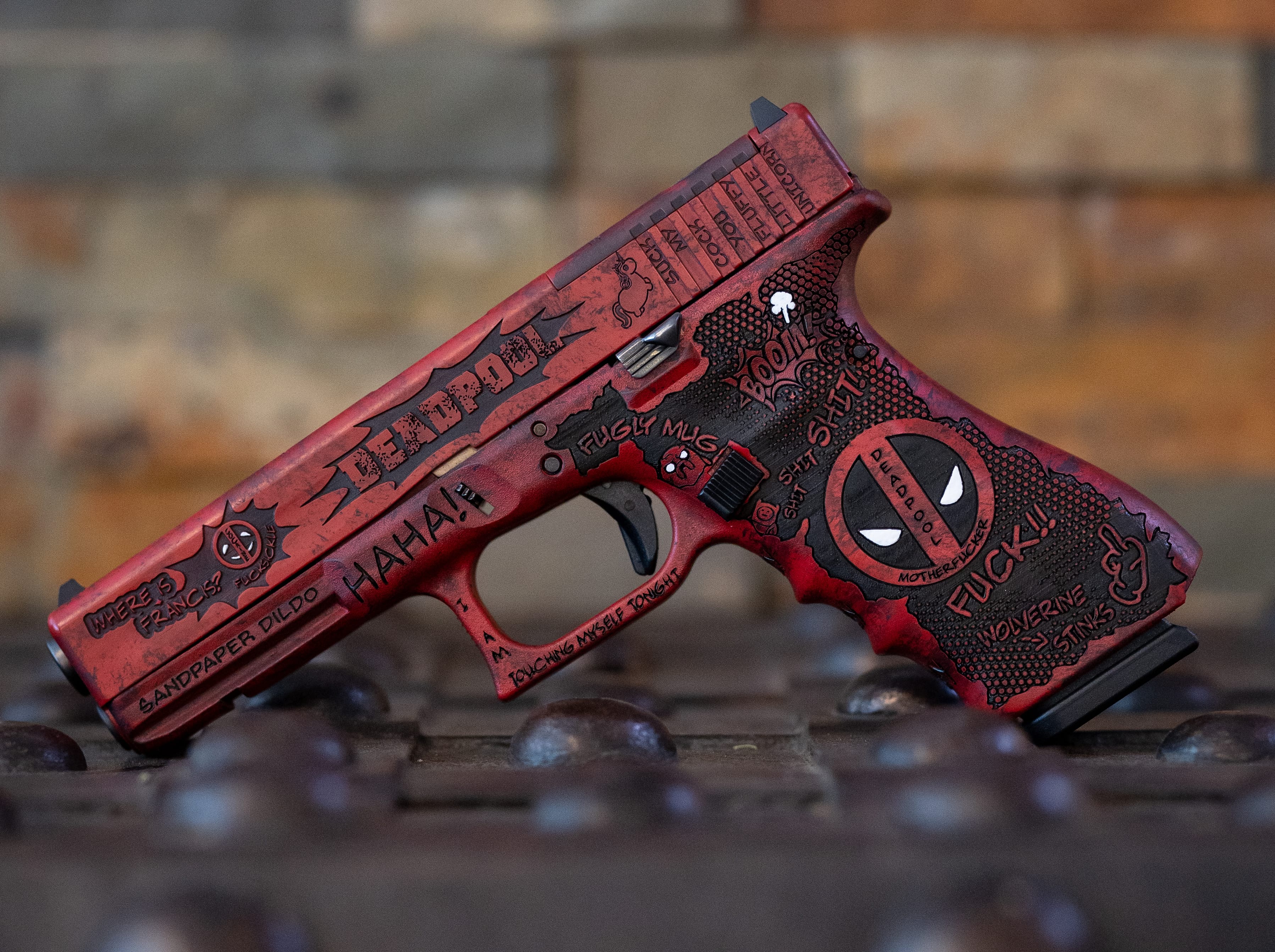 Deadpool Glock Cerakote Pistole beschichten themenwaffe lasergravuren auf schlitten und griffstück stippling laserstippling verex tactical